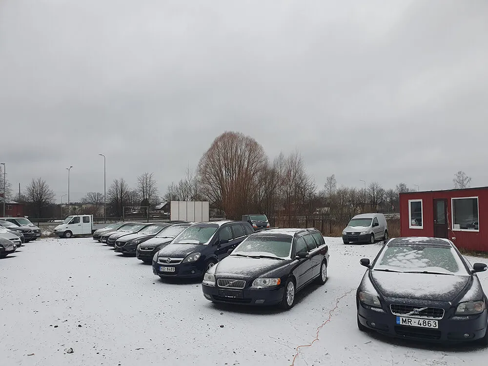 Автоплощадка Auto Universs в Огре